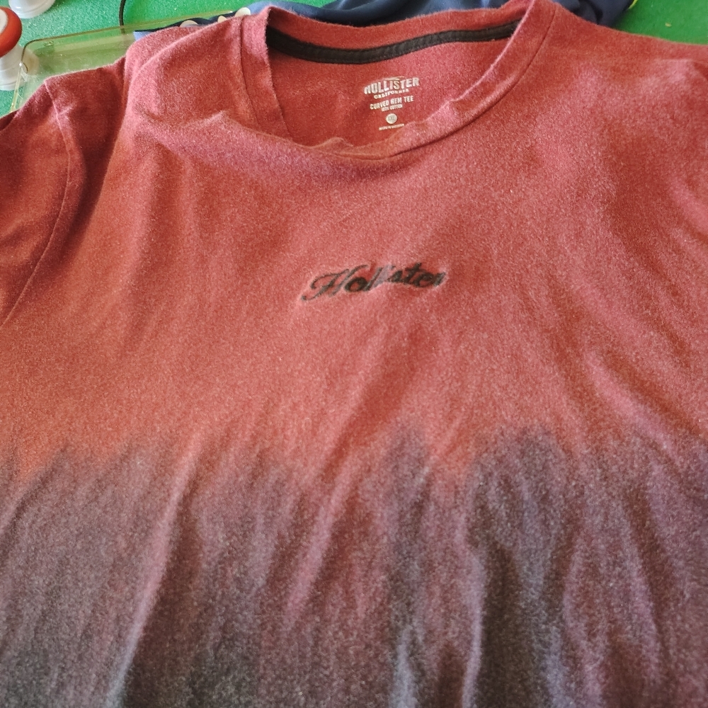 Men's Hollister XL t-shirt. Garnet and bkack Hombre design